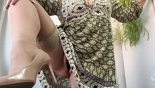 Çoraplı ve yüksek topuklu azgın olgun üvey anne mastürbasyon yapıyor ve ayağını masaya koyuyor