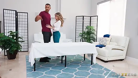 Brazzers - anal orta yaşlı seksi kadın tarafından masaj yapıyor ve sağılıyor