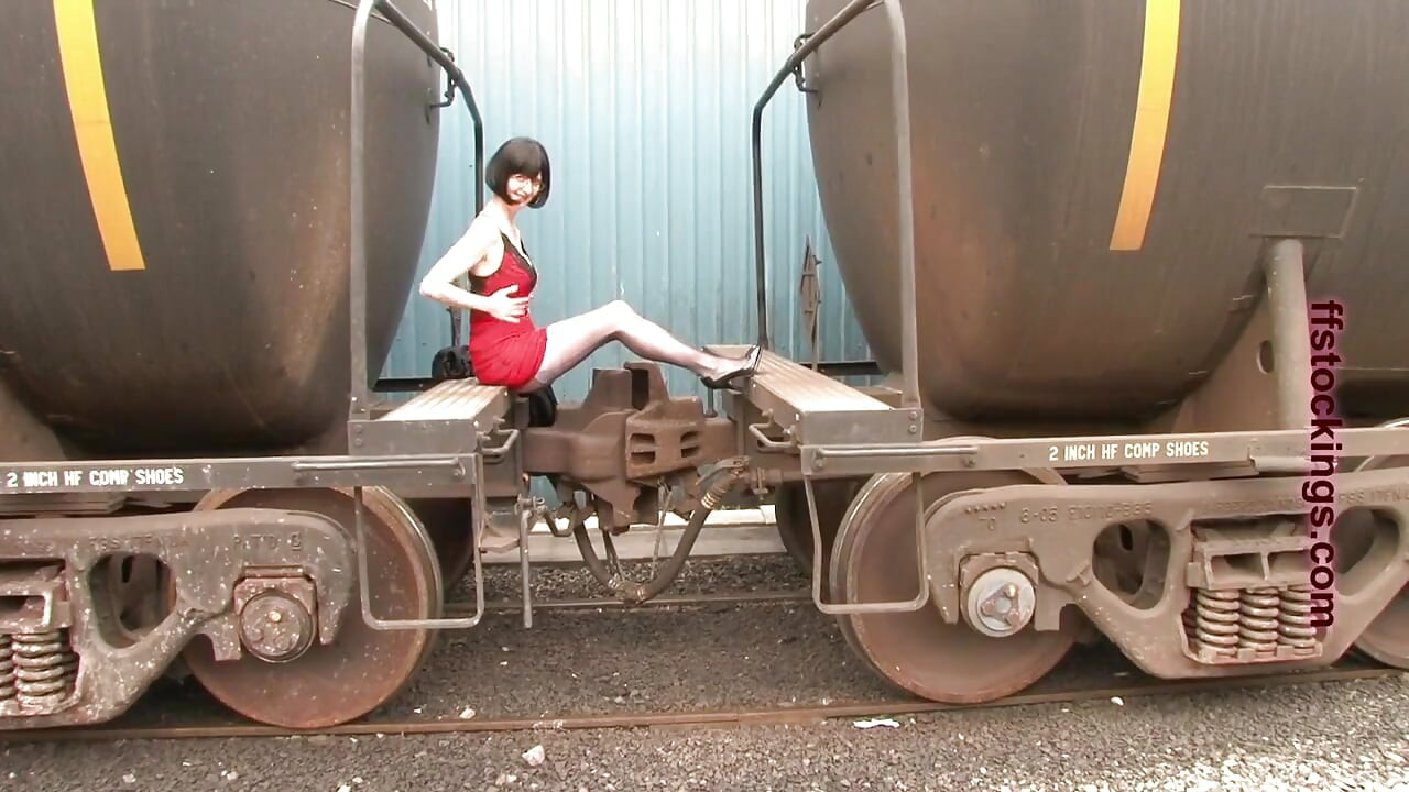 Train Tramp, με πολυεπίπεδες νάιλον - Νάιλον πουτάνα γλιστράει στην αυλή του σιδηροδρόμου