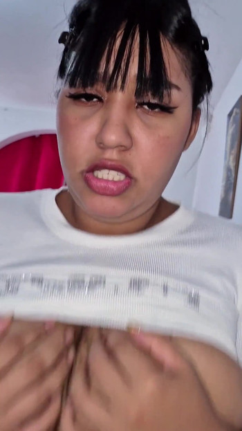 Venezuelan tidak tahu cara menyapu lantai jadi saya membuatkannya menghisap zakar dan memberikannya keras dalam pantat