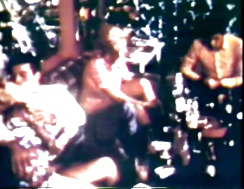 Petrecere vintage oldschool cu două cupluri excitate 2.