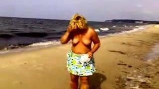 Nakedpussy op het strand