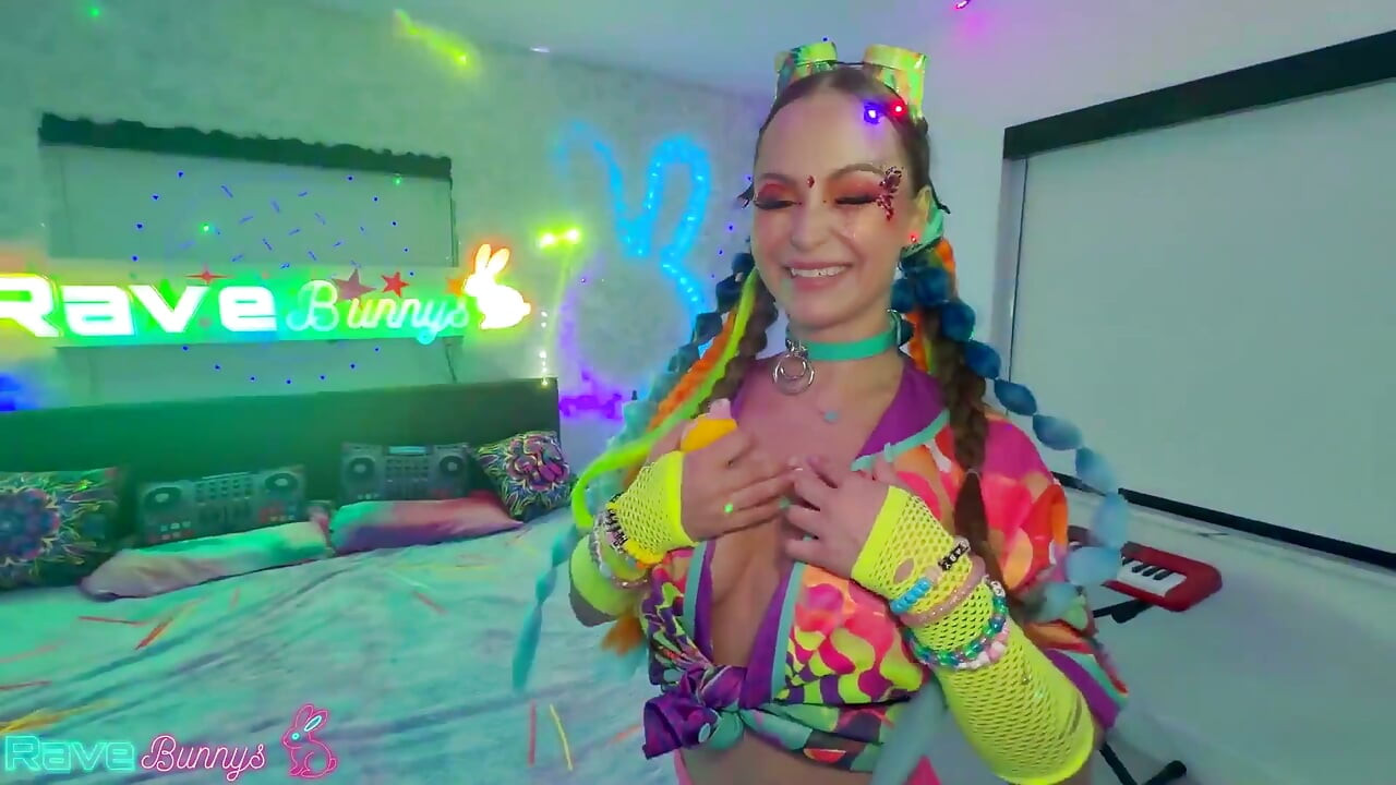 Katalina Kyle Twerks em Coxas Altas antes de cair de joelhos!