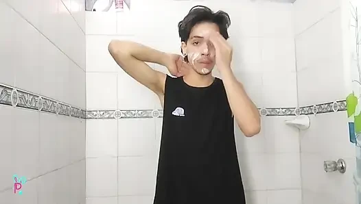 Colombian Vergon Makes a Rain of Urine in the Bathroom