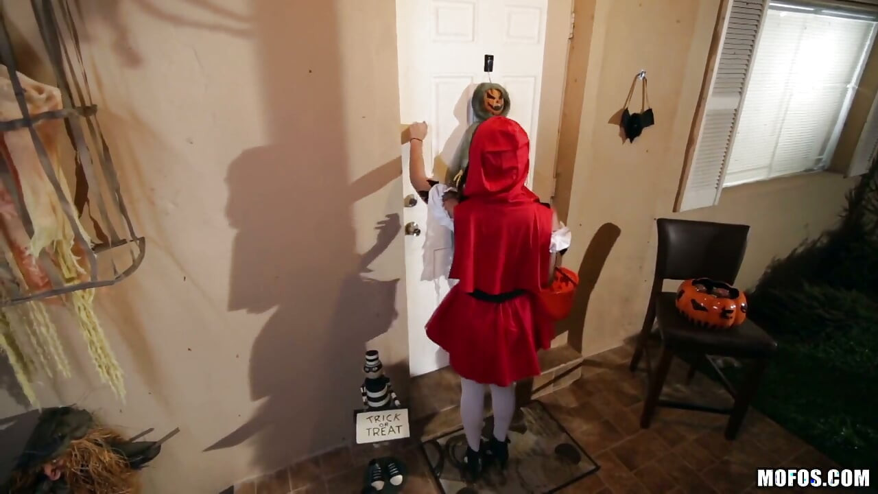Dont break me - Kharlie Stone tiene planes de hacer una fiesta de Halloween, pero después de que ella atrapa la gran polla de su vecina