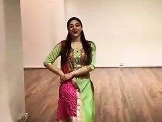 Geklede mooie dans door sexy babe op Hindi -lied