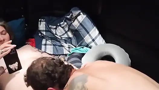 Satindame bekommt oral und mehr von jrock, als sie am telefon ihr erotisches buch liest