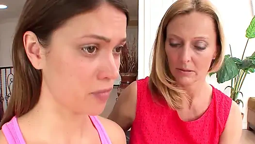 Милфа-лесбиянка соблазняет симпатичную тинку, заставляя ее открыть для себя удовольствие лизания киски