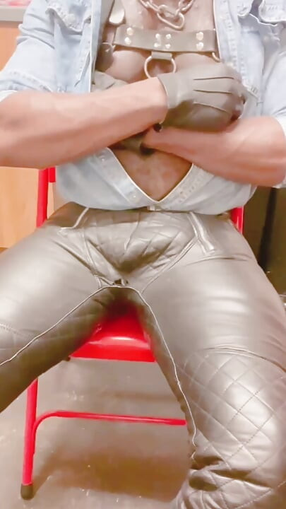 가죽 근육 새아빠 솔로 플레이