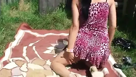 Esmer fahişe üç adama yarak emme becerilerini gösteriyor ve dölleniyor