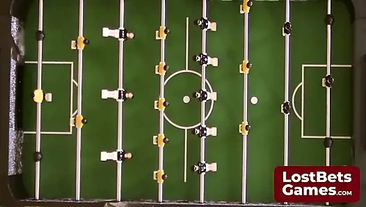 Ein Strip-Foosball-Spiel verspricht einen spanking-Leckerbissen am ende