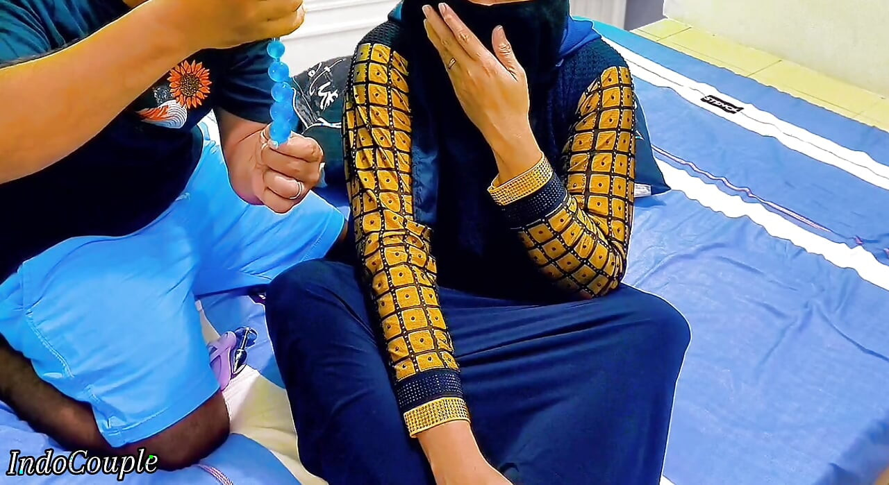 Gadis berhijab menunjukkan memeknya tetapi saudara tiri memilih lubang yang salah.