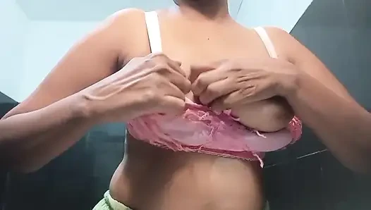 Cewek sange ini lagi asik masturbasi itilnya sampai orgasme intens