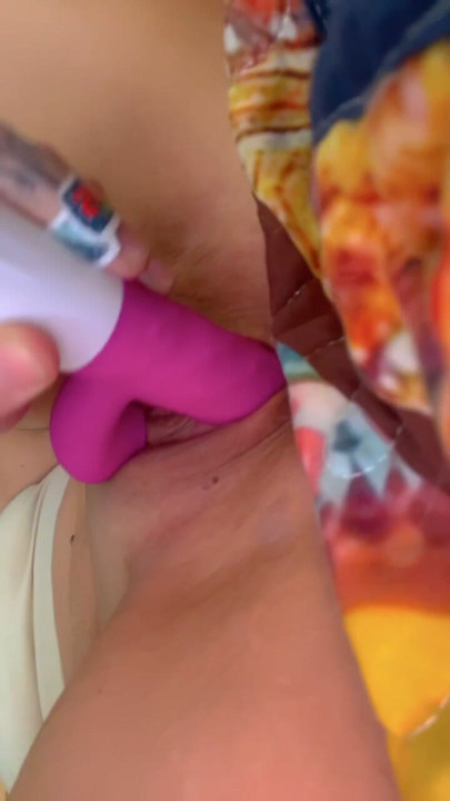 Trying to be extra sneaky giving my pussy some much desired loveeee 🤫