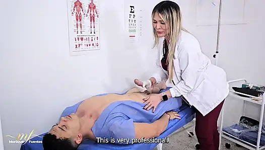 Возбужденный доктор заставляет свою молодую пациентку трахнуть ее в ее медицинском офисе - Monique Fuentes и Lian Grey