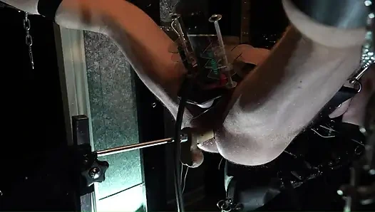 Memerah kontol elektro venus dan ngentot memek beceknya pakai mainan seks