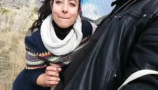 BAKıŞ AÇıSı SOKAKTA ORAL SEKS VE BÜYÜK GÖTLÜ KıZı SIKIYOR