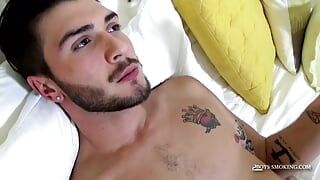 Barbudo Justin Dean relaxa e se masturba para relaxar