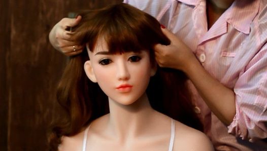 Montando a peruca de cabelo em uma boneca sexual