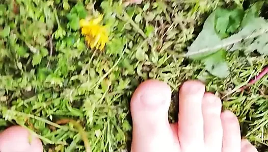 çimenlerin üzerinde çıplak ayak