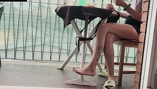 Lara isst Fleisch, dann fickt blowjob und creampie auf der couch