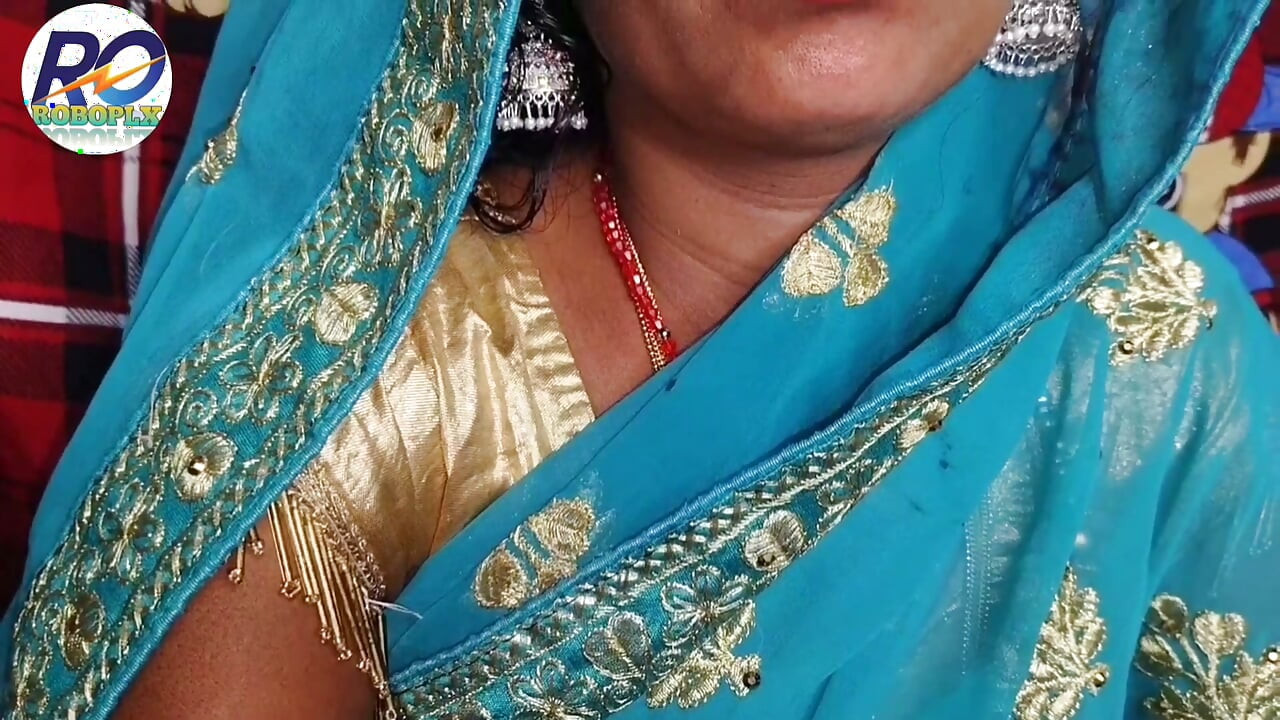 Desi dorp nieuwe huwelijkshuis vrouw zuigt gretig aan een lul terwijl haar borsten worden gemasseerd door haar lippen Deel (1)