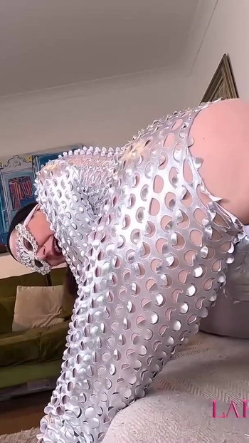 Britská Lassie Lara Latex je skutečná petarda v LarasPlayground | Klip 1