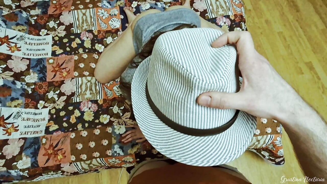 Amateur chupando polla y duro perrito de la chica en un sombrero