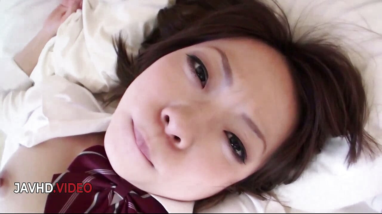 Estrella porno adolescente Riko Masaki en escena intensa de sexo duro
