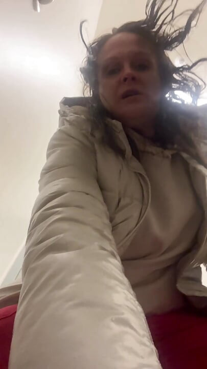 Care Aide spuszcza się w publicznej łazience w przerwie