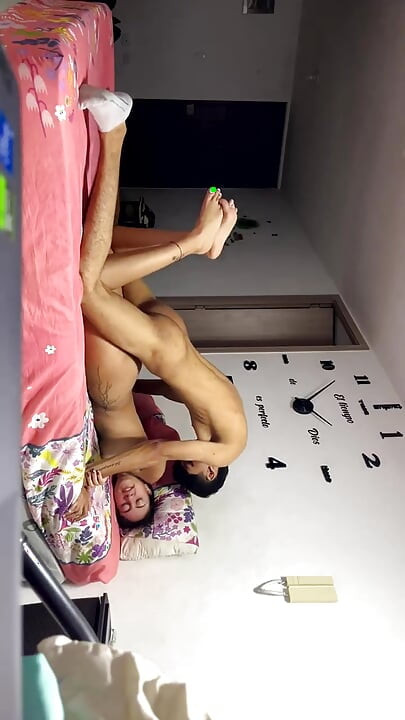 Potajno jebem svoju polusestru i svršavam joj u usta