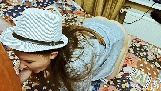 Şapkalı kızdan amatör yarak emiyor ve sert domaltıyor