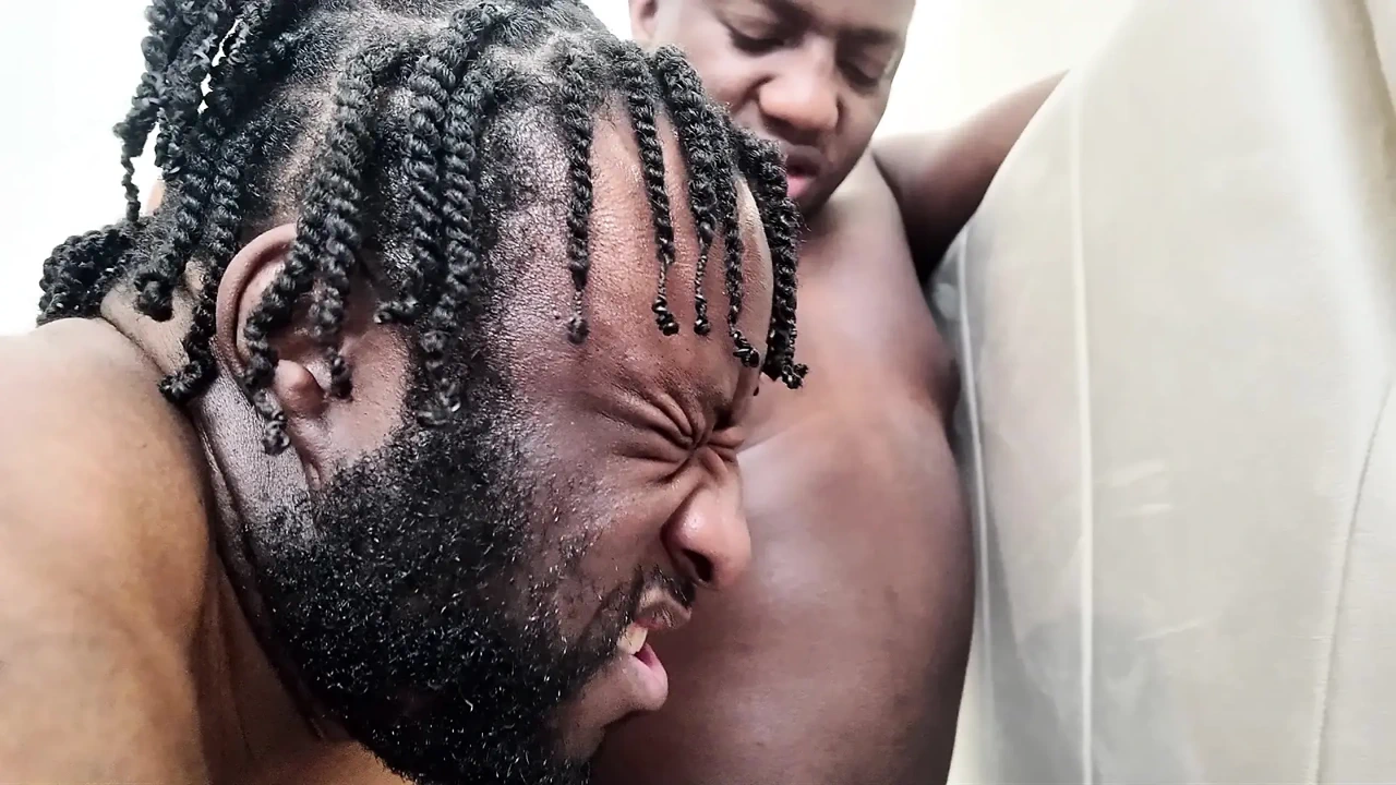 Chơi tay ba bị bắt trong phòng khách sạn