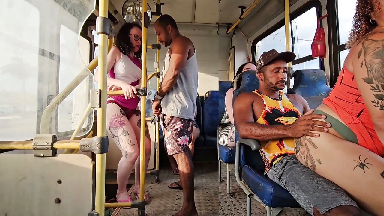 IL Y AVAIT BEAUCOUP DE PLAINTES PENDANT LE VOYAGE EN BUS DEUX COUPLES QUI BAISE