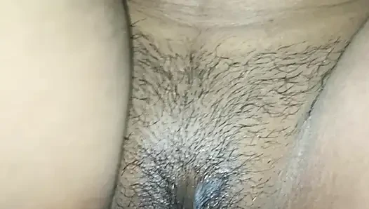 Ich habe ein indisches Bhabhi abgemolken. Ich habe ihre muschi gefingert. Ich steckte meinen penis in ihre muschi ein und fickte sie hart.