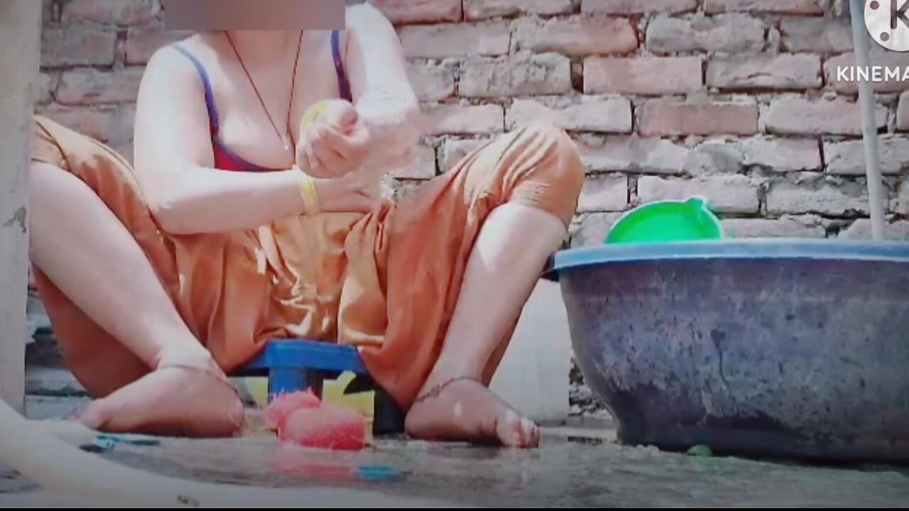 可愛柔軟熱辣性感影片，鄉村辣妹洗澡