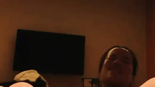 Di kamar di Florida, dia masturbasi setiap hari sambil menunggumu mengirim pesan melalui obrolan seks