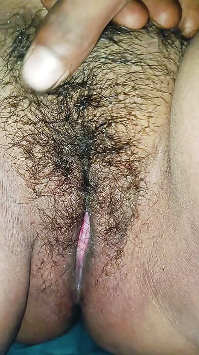 デシの女の子のケツにチンポを突っ込んでケツの穴をぶち破った