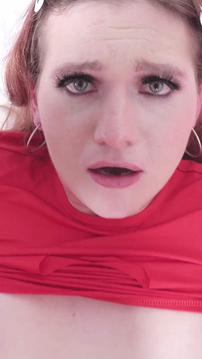 彼女は自分の男性とそのチンコを愛しています