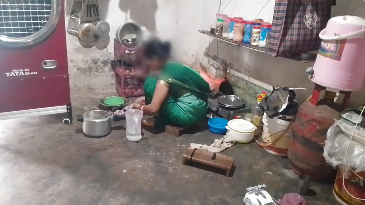 Kakak ipar di dapur, saudara ipar mengambil air tanah saudara ipar, menunjukkan payudara besar dengan tangannya audio Hindi.
