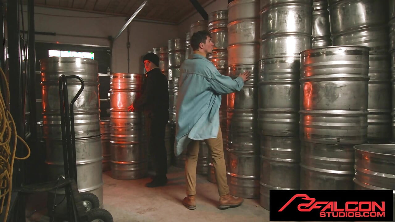 Falcon studios - skyy knox & maverick sun ngentot tanpa kondom di maple syrup barn