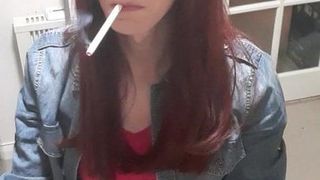 Travesti fumando com todo branco