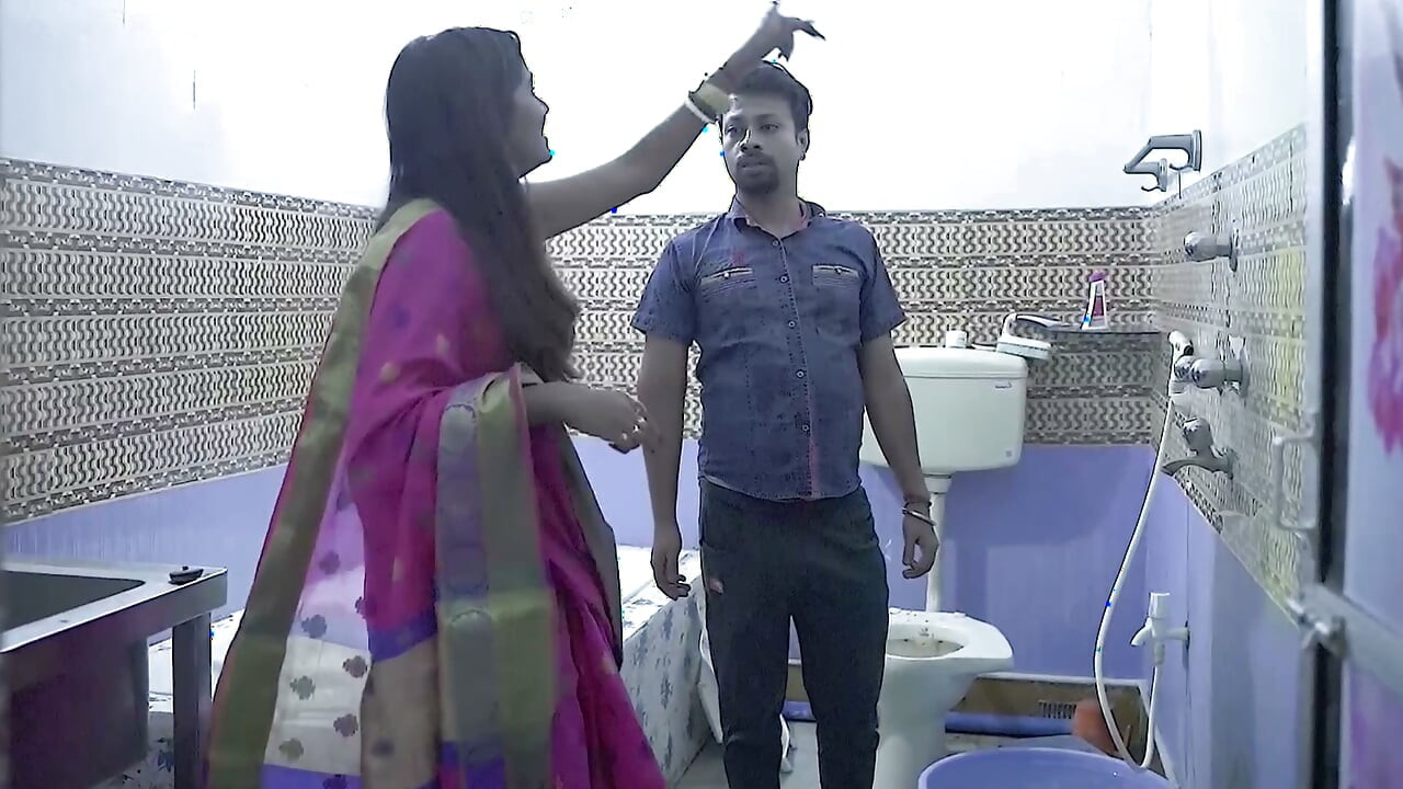 Lalit mistri nal thik krne aaya tha, akeli bhabhi ko pel diya