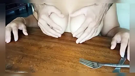 Suamiku kecanduan mengisap payudara alami besar aku, itu sebabnya dia selalu memakan putingku di mana saja
