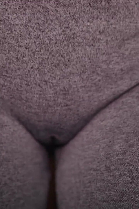Stydké pysky fetiš v kalhotách na jógu část 1