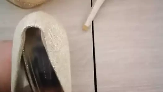 Altın topuklu ayakkabılar