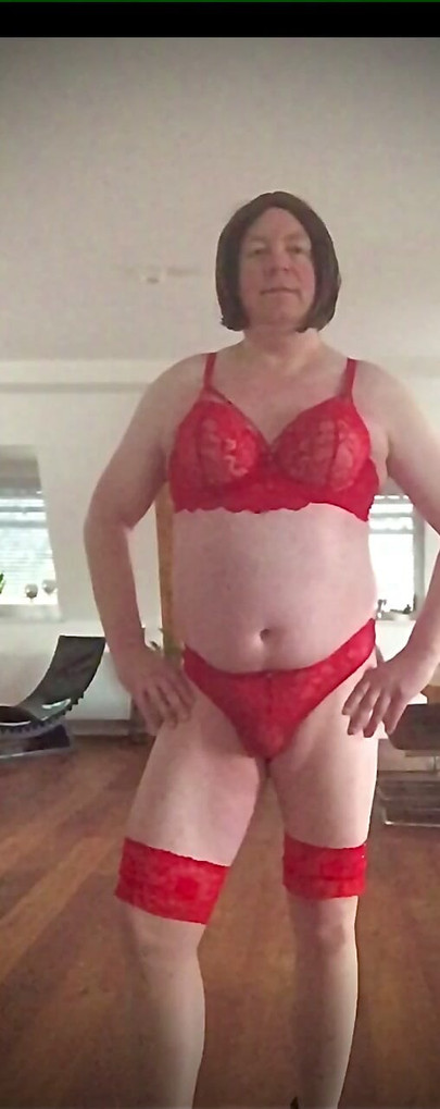 ニッキー・クロスドレスのセクシーな赤。ストッキングとランジェリー
