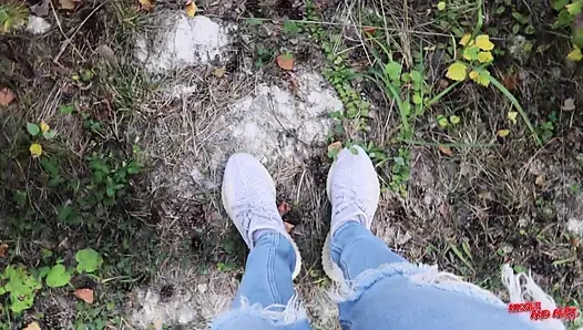 Прохожий трахнул прямо сенатор до колена на природе. Публичный трах.