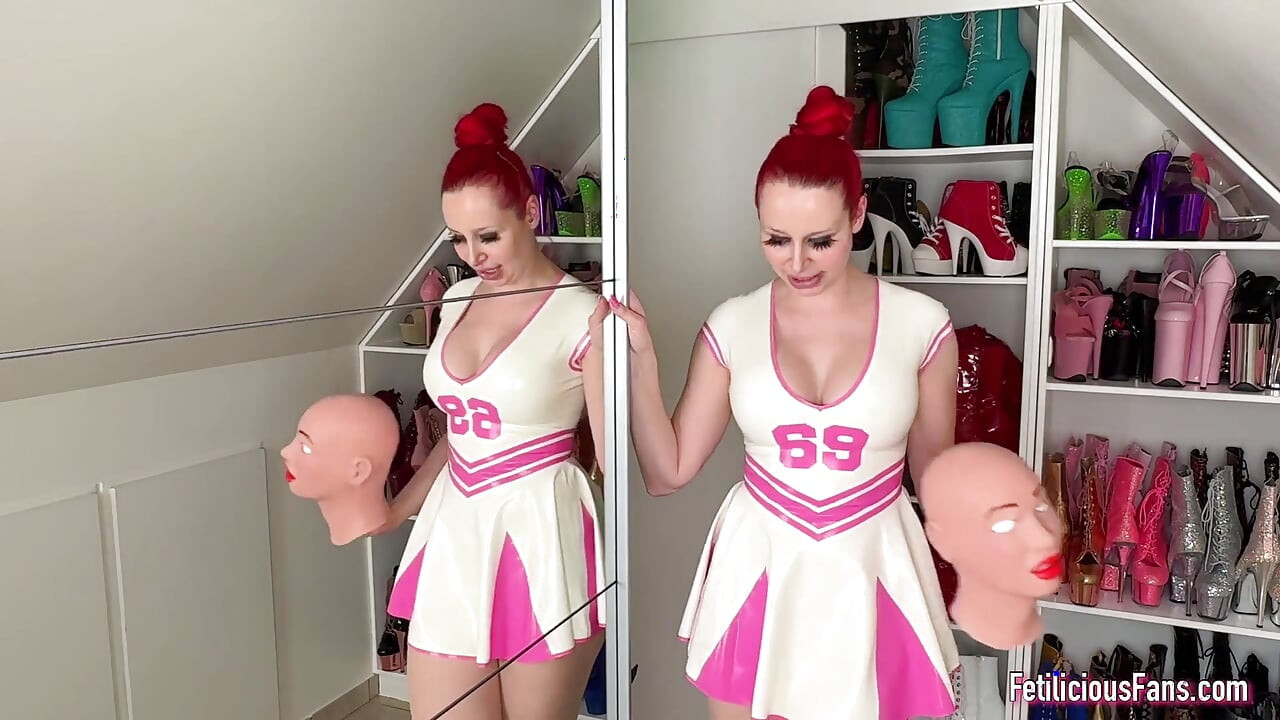 Tentando nova máscara feminina