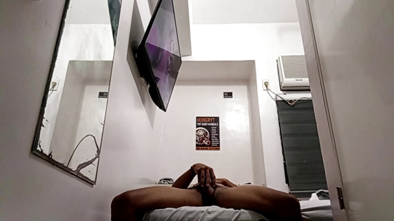Filipinli Twink Otelde Zonklayan Yarağını Sıvazlıyor 2